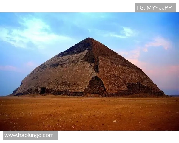 金字塔与高纳的对决：探讨两者在建筑美学与文化象征中的异同与影响